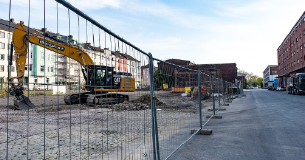 Clôture métallique temporaire dans la zone de construction d'une future zone résidentielle