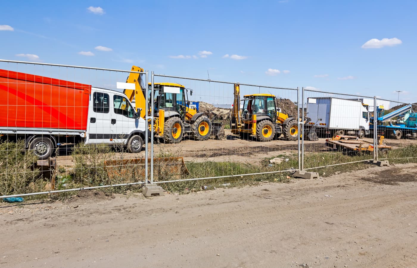 Clôtures métalliques temporaires le long d'une rue à l'extérieur d'un chantier de construction